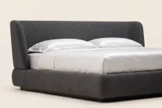 Кровать Jule 180×200 — низкий силуэт, цоколь из бука в чёрной эмали
