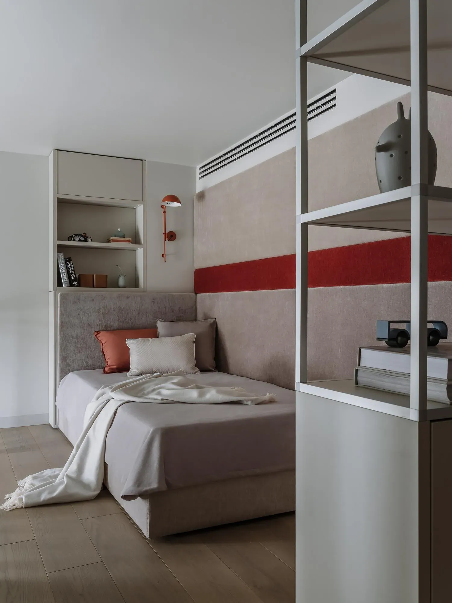 Три кровати для пентхауса 270 м²: Ulyanova Architects и Woodfans