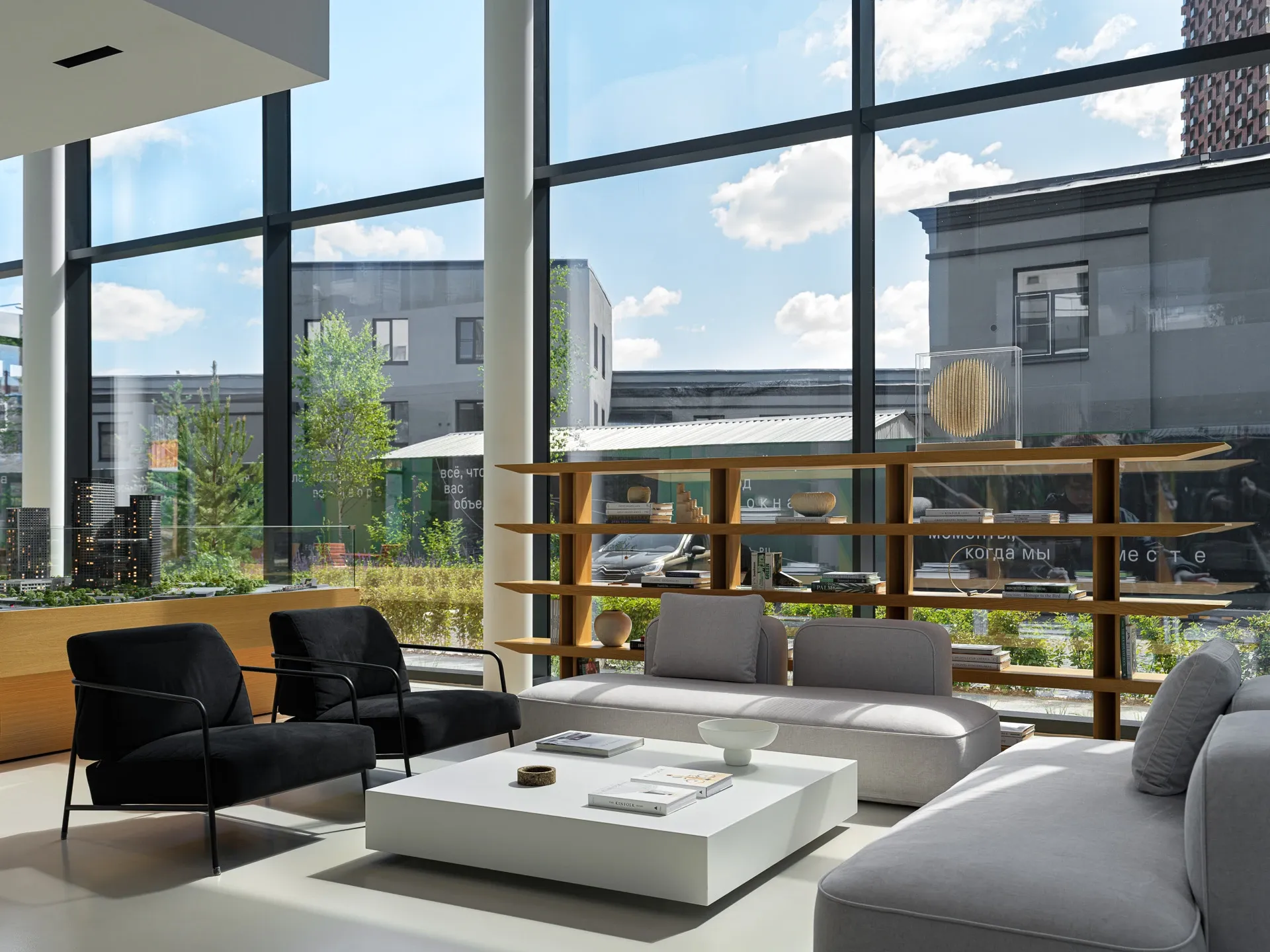 Диваны на заказ для офиса продаж Moments: проект Babayants Architects