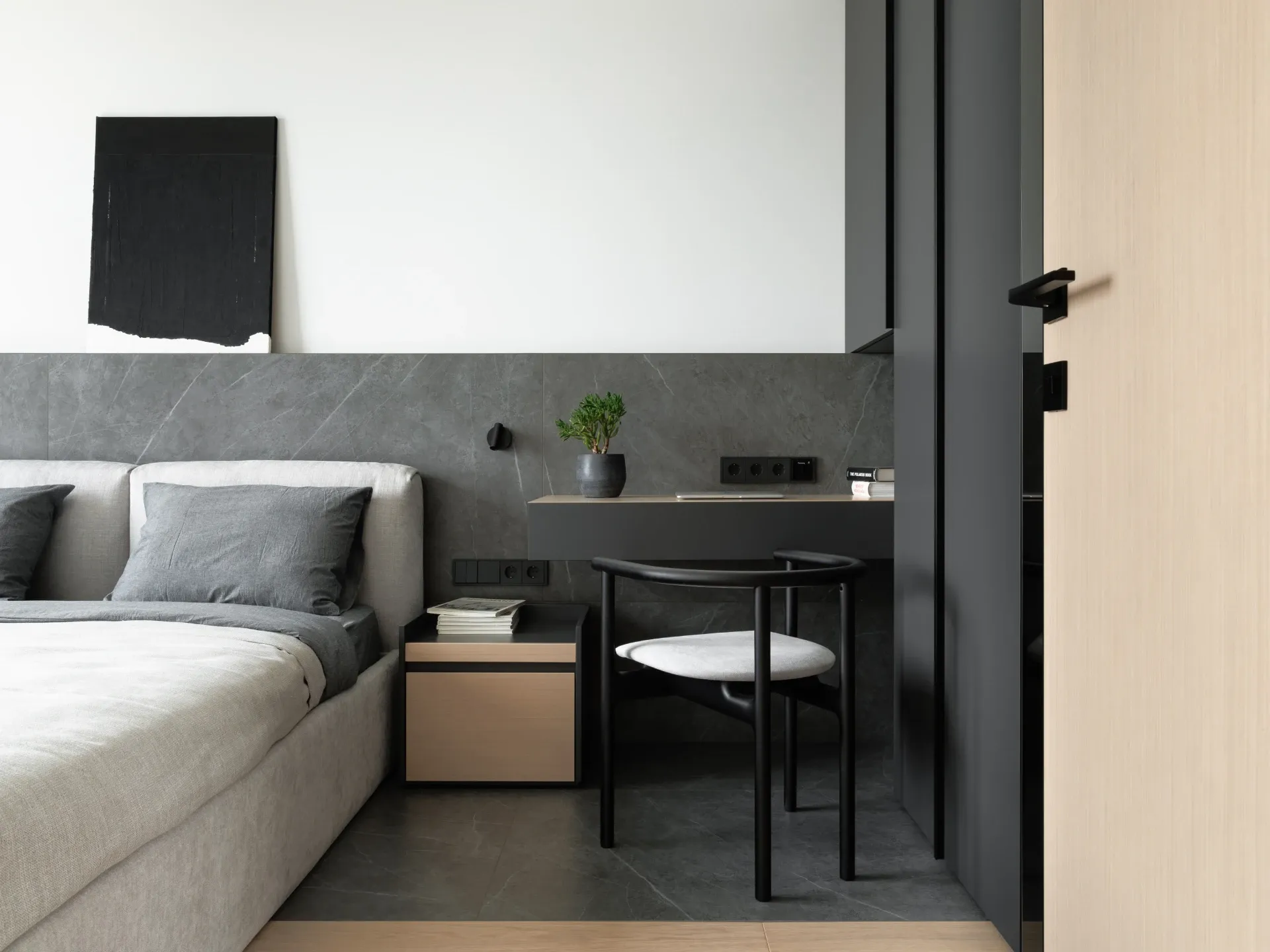 42 метра, где у мебели нет права на лишний сантиметр: кровать на заказ для бюро Planka