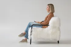 Кресло на металлическом каркасе с обивкой из натурального меха ламы, проект Woodfans