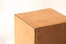 Кожаный пуф Cube WOODFANS — стык нубука и гладкой кожи, вид сверху
