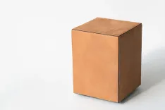 Кожаный пуфик Cube WOODFANS — двухтоновая обивка, вид под углом